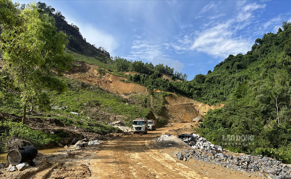 Công ty Hoàng Dân vẫn đang “túc tắc” cho máy xúc mở đường lên núi thi công đoạn xóm dùm thuộc hạng mục nâng cấp cải tạo đường từ Tân Trào đi đến Cấm (xã Tràng Đà, TP. Tuyên Quang).