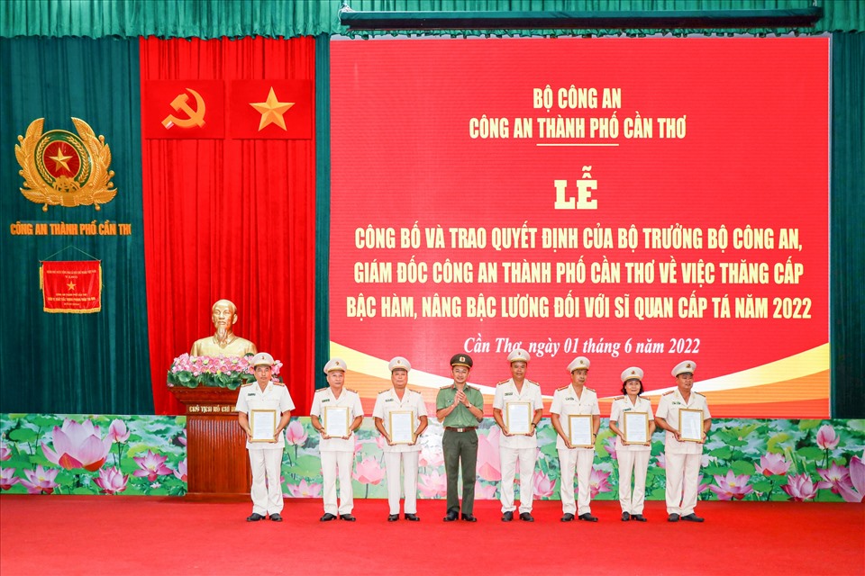 Đại tá Trần Văn Dương - Phó Giám đốc Công an thành phố trao các quyết định nâng lương cấp bậc hàm Thượng tá.