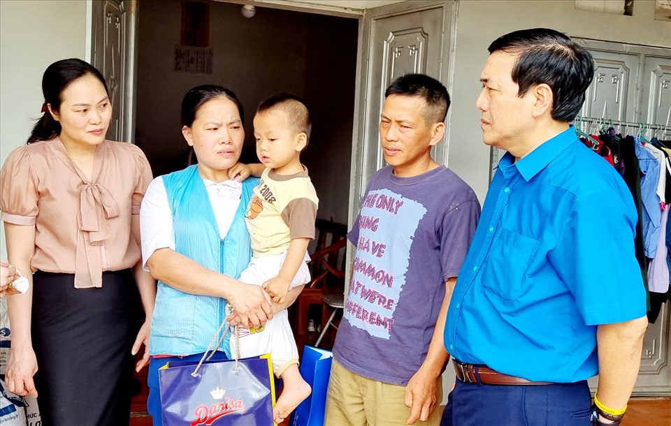 Lãnh đạo LĐLĐ Thái Nguyên thăm hỏi em em gia đình công nhân.