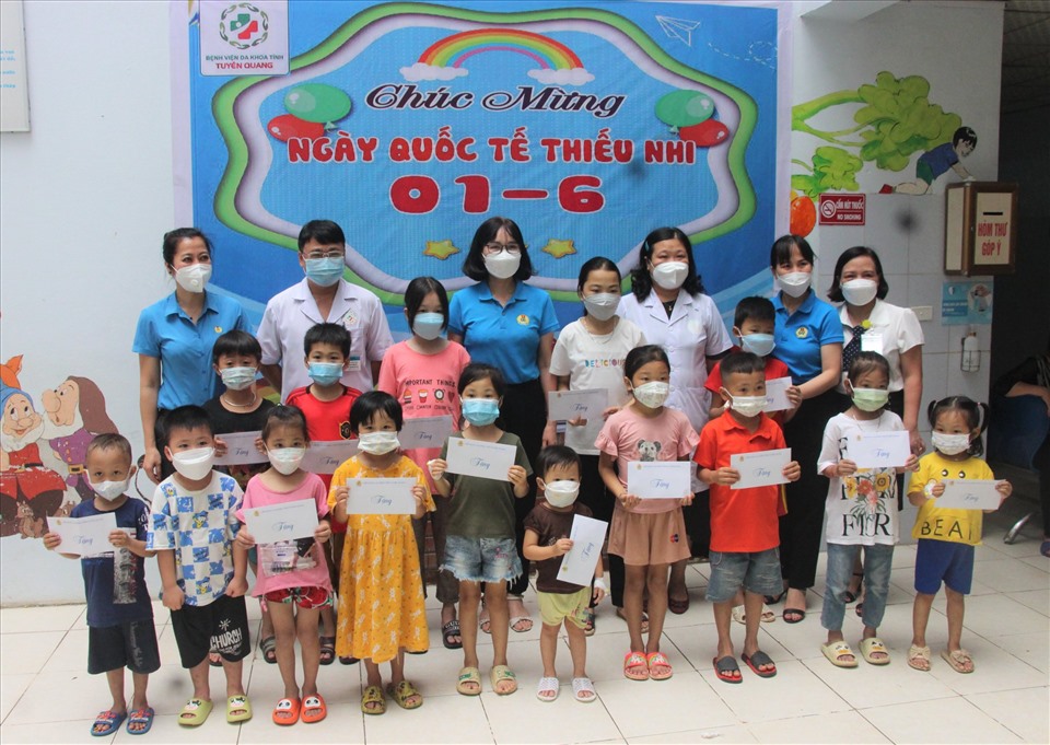 Bà Nguyễn Thị Thu Thủy - Chủ tịch Liên đoàn Lao động tỉnh Tuyên Quang thăm và tặng quà cho các cháu bị bệnh thiếu máu huyết tán đang điều trị tại Bệnh viện Đa khoa tỉnh Tuyên Quang.