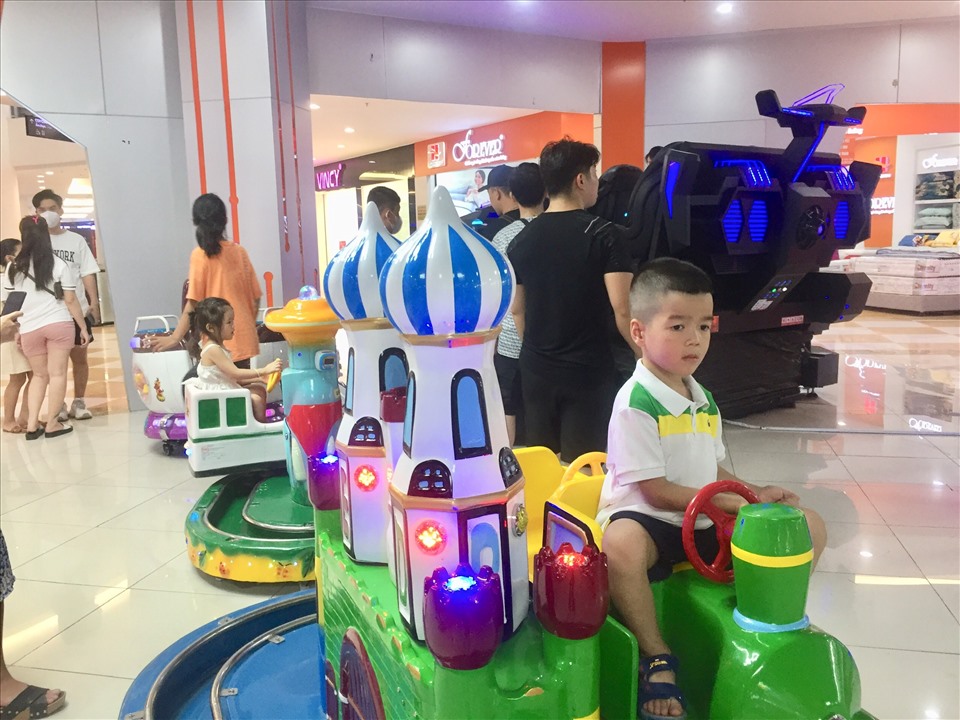 Các bạn nhỏ hào hứng tham gia các trò chơi trong khu vui chơi trẻ em tại Vincom Đà Nẵng. Ảnh: Nguyễn Linh