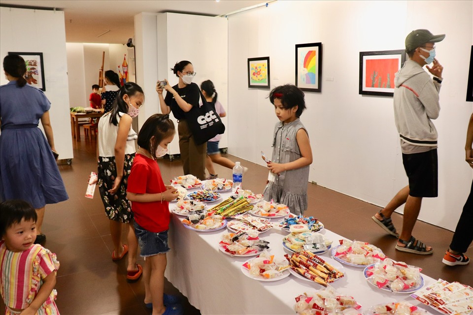 Ngoài các tiết mục văn nghệ là những phần quà nhỏ mà Bảo tàng muốn gởi đến các em trong buổi khai mạc triển lãm “Nâng cánh ước mơ - 2“. Ảnh: Nguyễn Linh