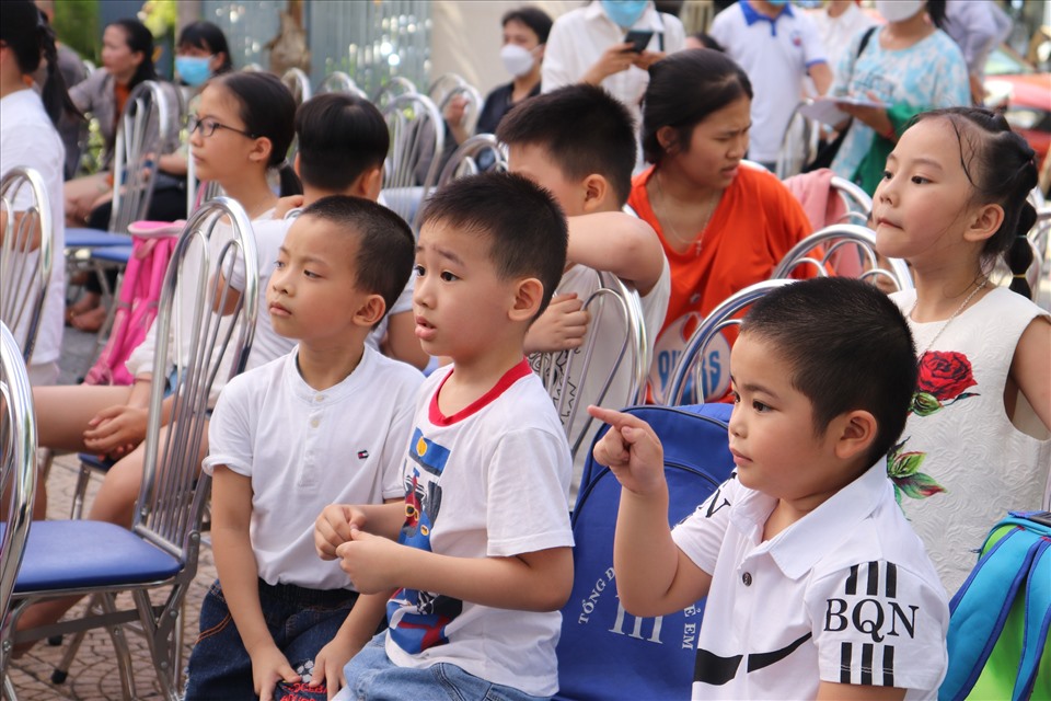 Các bạn nhỏ Trung tâm nuôi dạy trẻ em khó khăn thành phố Đà Nẵng (Làng Hy vọng) háo hứng đón xem các tiết mục văn nghệ tại Bảo tàng Mỹ thuật Đà Nẵng. Ảnh: Nguyễn Linh