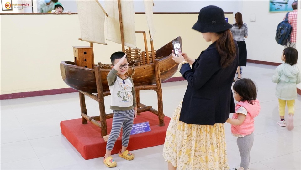 Bảo tàng Đà Nẵng chào đón những vị khách nhỏ tuổi nhân ngày Quốc tế thiếu nhi. Ảnh: BTĐN