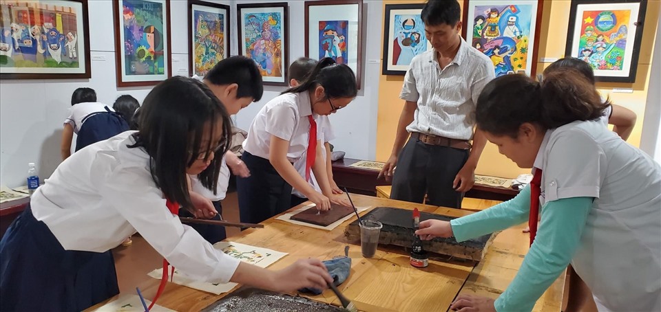 Hoạt động vẽ tranh dân gian tại Bảo tàng Mỹ thuật Đà Nẵng thu hút đông đảo các bạn nhỏ. Ảnh: Nguyễn Linh