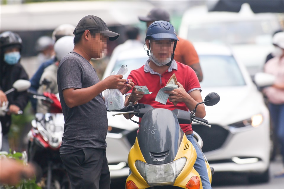 Đáng chú ý, khu vực khán đài A1, A2 là những vị trí đẹp nhất có mái che, vé tại khu vực này ban tổ chức không bán vé mà là vé mời ban tổ chức tặng cho lãnh đạo, doanh nghiệp nhưng phe vé lại có sẵn trong tay và liên tục chào mời khán giả đến sân Thống Nhất tìm mua vé.