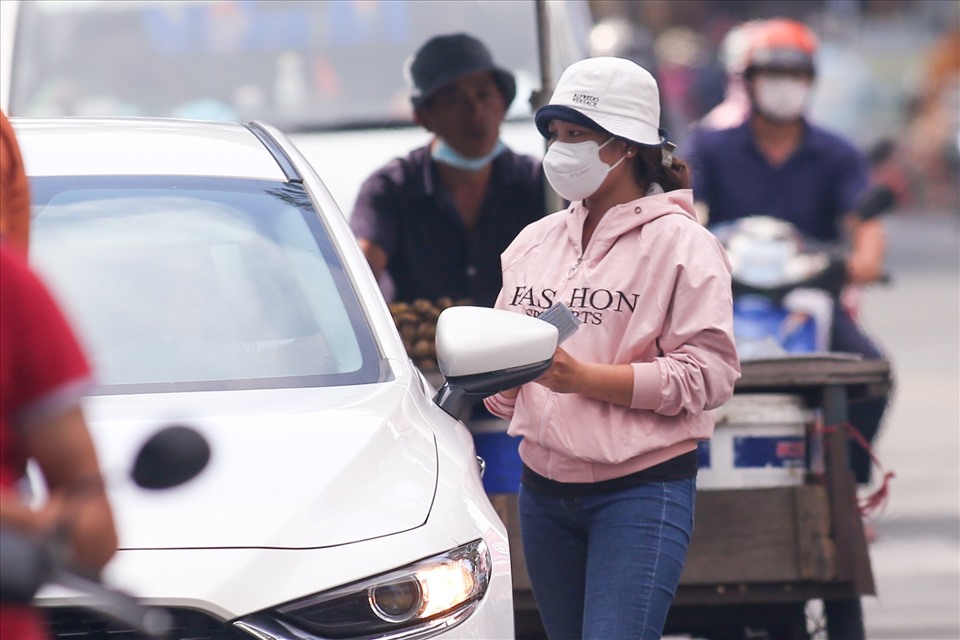 Hầu hết người dân di chuyển ngang qua sân vận động Thống Nhất đều được chào mời mua vé.