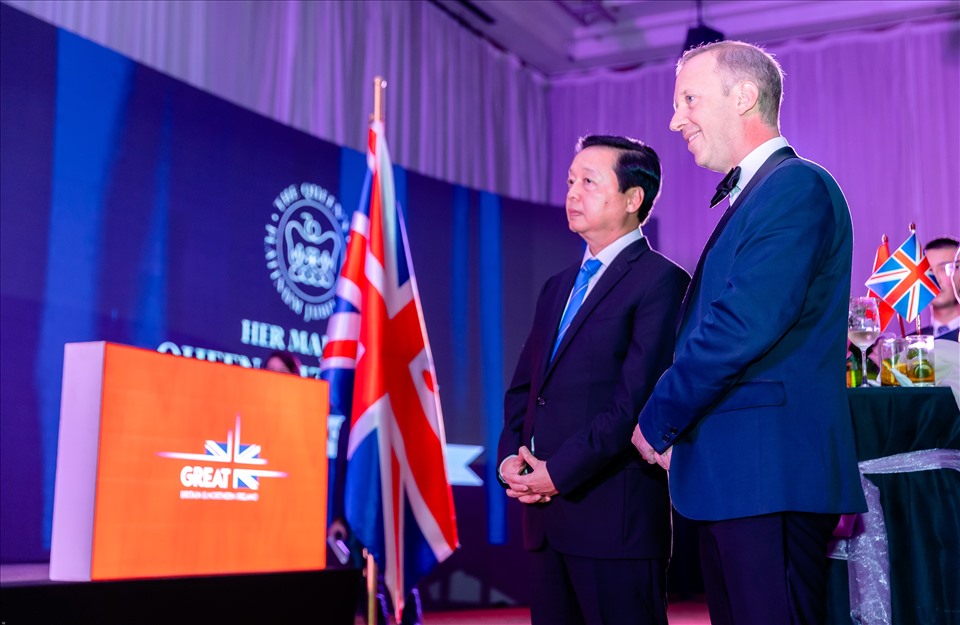 Đại sứ Anh tại Việt Nam Gareth Ward và Bộ trưởng Tài nguyên và Môi trường Trần Hồng Hà. Ảnh: ĐSQ Anh