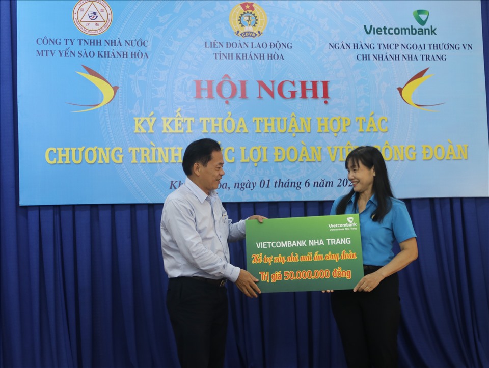 Ngay sau lễ ký kết đại diện Vietcombank Nha Trang đã trao 50 triệu đồng hỗ trợ nhà Mái ấm Công đoàn cho đoàn viên khó khăn về nhà ở. Ảnh: Phương Linh