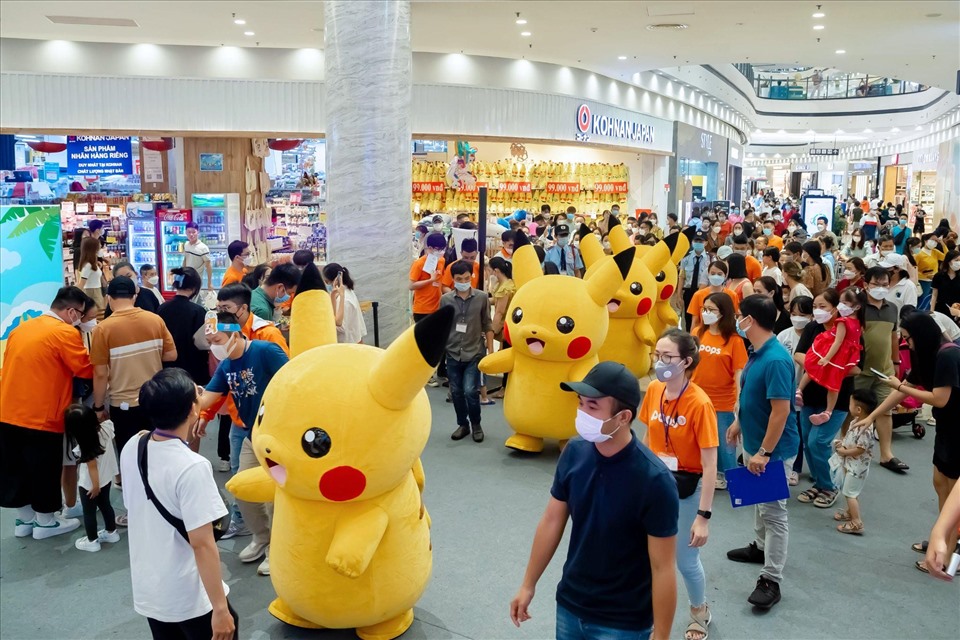 Đến với sự kiện lần này, các bạn nhỏ sẽ được “đội quân” Pikachu chào đón nồng nhiệt với màn diễu hành hoành tráng trong tiếng nhạc rộn ràng.