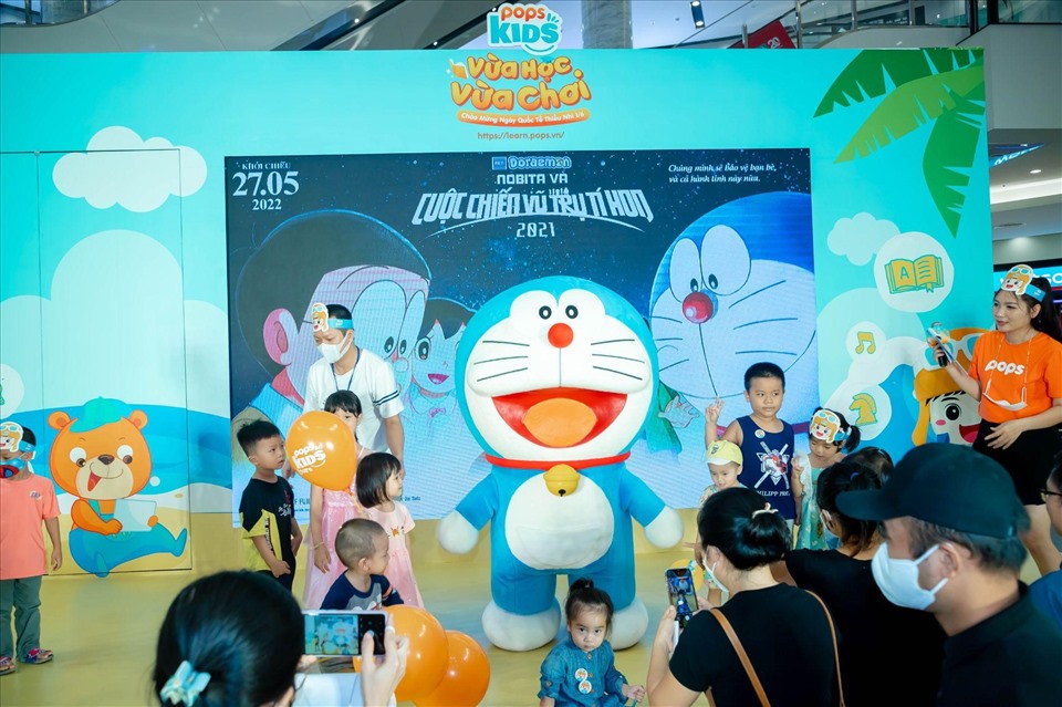 Ngoài đội quân Pikachu, chú “Mèo ú” Doraemon cũng hùng hổ không kém với những trò chơi thú vị cùng các bé.