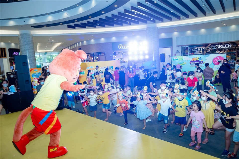 Các bé nhảy cùng Umechan tại sự kiện POPS Kids Vừa Học Vừa Chơi.