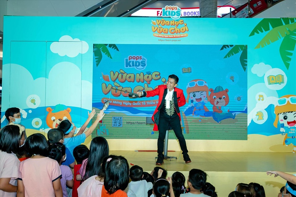 Kỷ lục gia thế giới - Ảo thuật gia Nguyễn Phương là một trong những giáo viên hàng đầu của POPS Kids Learn trình diễn tại sự kiện.