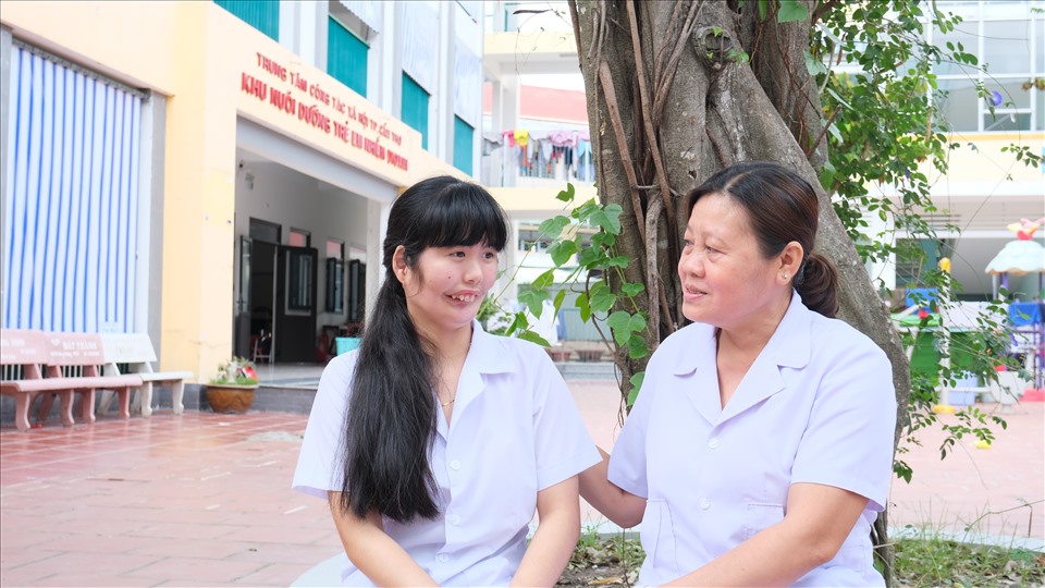 Cô Muối (ngồi phải) và chị Kim Hoàng trò chuyện sau những giờ làm việc (Ảnh: Phong Linh)