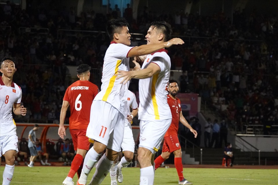 Adriano và Tuấn Hải kết hợp mang về bàn mở tỉ số cho tuyển Việt Nam. Ảnh: Nguyễn Đăng