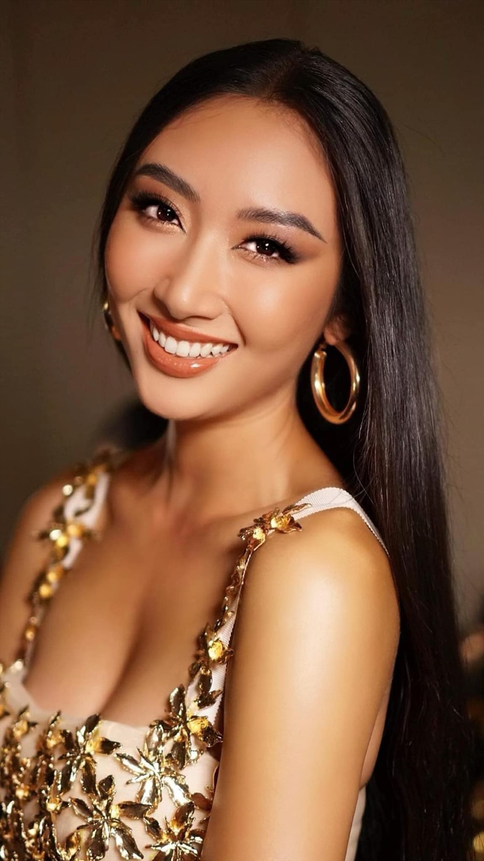 Cuộc thi Hoa hậu Hoàn vũ Việt Nam 2022 đang nhận được sự quan tâm của người hâm mộ khi xuất hiện dàn thí sinh tiềm năng. Trong đó, Nguyễn Thị Thanh Khoa (sinh năm 1994) được đánh giá cao bởi nhan sắc đậm chất Á đông, chiều cao 1,77m, số đo ba vòng 82-64-92 NVCC