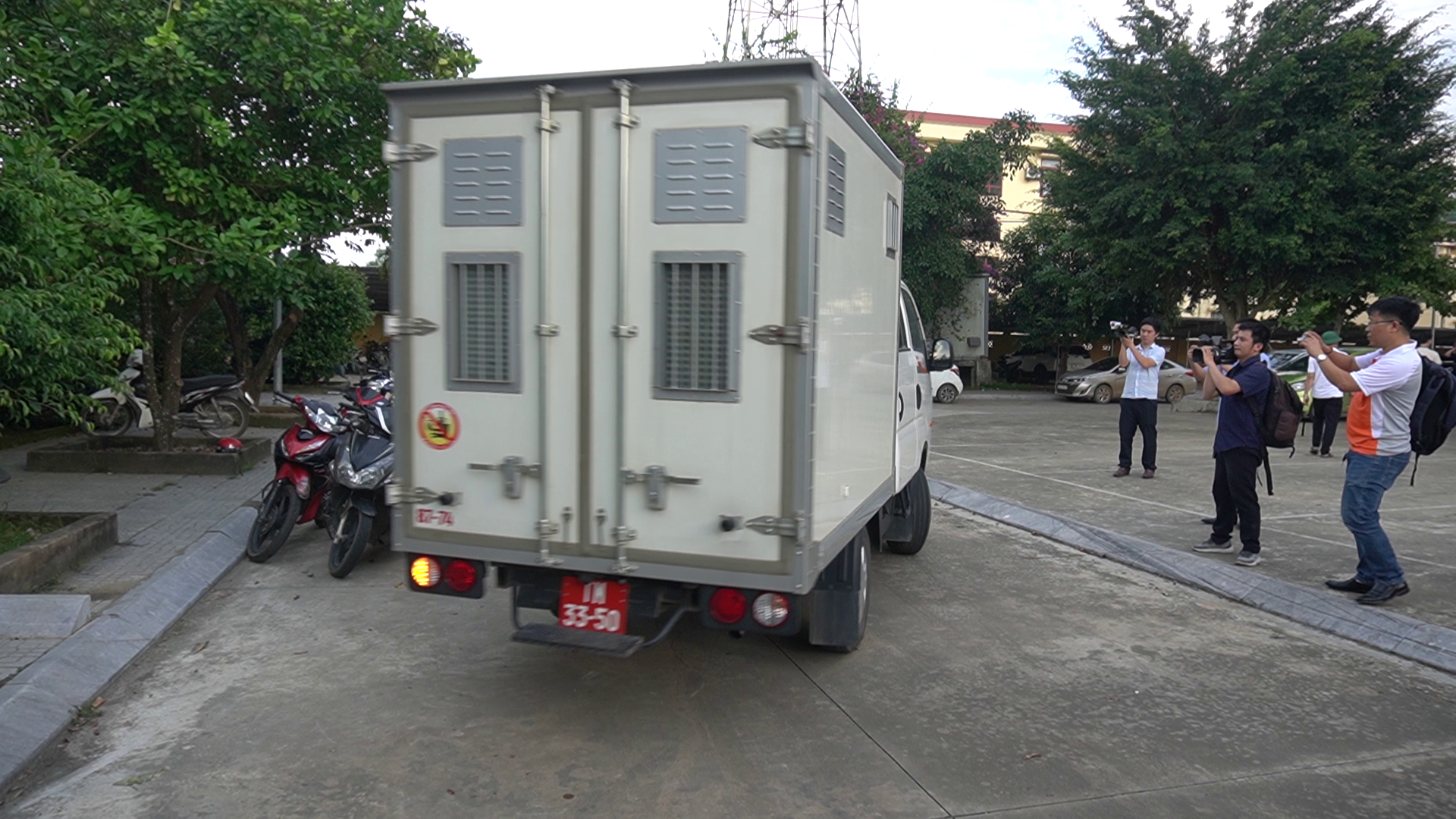 Chiếc xe thùng chở phạm nhân trở lại trại giam - Bộ Quốc Phòng (ở xã Thành Long, huyện Thạch Thành, tỉnh Thanh Hóa), nơi phạm nhân đã bỏ trốn vào chiều tối hôm qua (31.5). Ảnh: Q.D