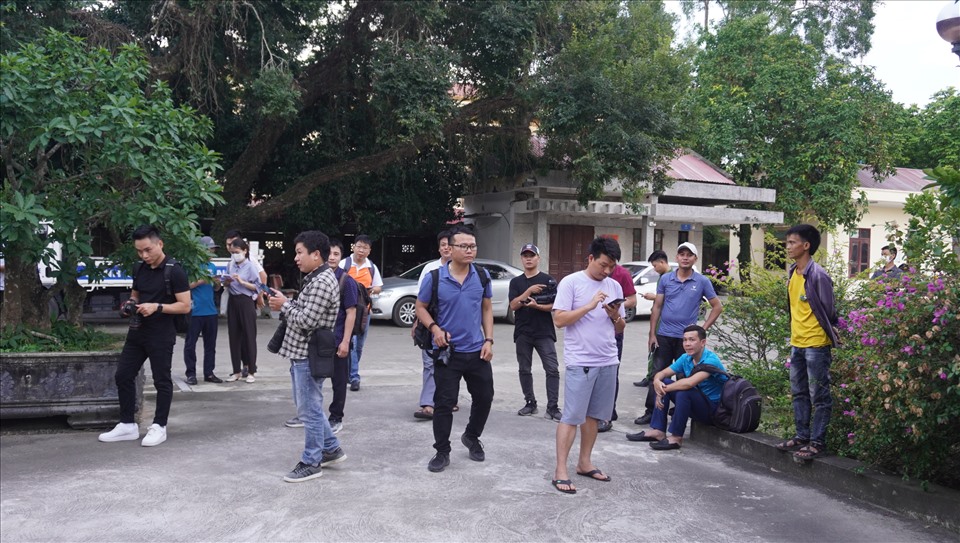 Nhiều phóng viên của các cơ quan báo chí có mặt tại Công an huyện Hà Trung để đưa tin về vụ việc. Ảnh: Q.D