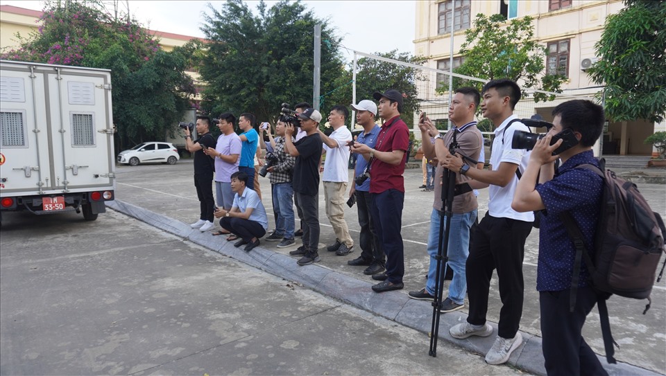 Nhiều phóng viên của các cơ quan báo chí có mặt tại Công an huyện Hà Trung để đưa tin về vụ việc. Ảnh: Q.D