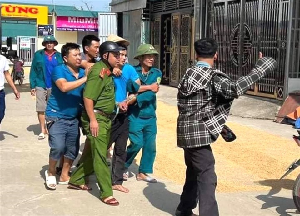 Theo đó, vào khoảng 15h chiều ngày 1.6, lực lượng chức năng đã bắt giữ được phạm nhân trốn trại giam Triệu Quân Sự tại địa bàn xã Yên Dương, huyện Hà Trung, tỉnh Thanh Hóa. Ảnh: Người dân cung cấp.