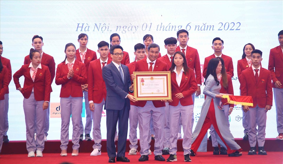Phó Thủ tướng Vũ Đức Đam tặng Huân chương Lao động hạng Ba cho tập thể đội tuyển bóng đá nữ Việt Nam và U23 Việt Nam cùng 19 vận động viên xuất sắc khác. Ảnh: Bùi Lượng.