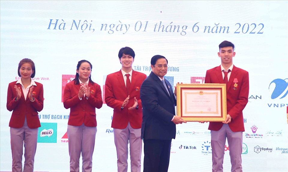 Thủ tướng Phạm Minh Chính trao tặng Huân chương Lao động hạng Nhì cho 4 vận động viên xuất sắc nhất tại SEA Games 31. Ảnh: Bùi Lượng