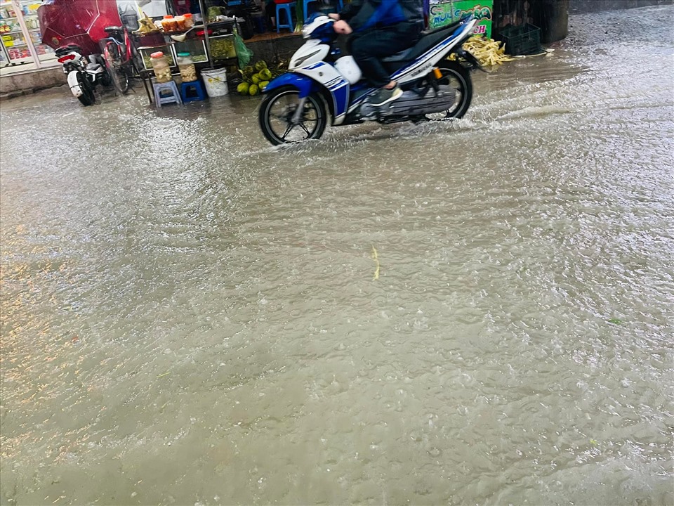 Cho đến khoảng 21h, khu vực cổng C khu Công nghiệp Thăng Long bắt đầu có dấu hiệu ngập lụt.