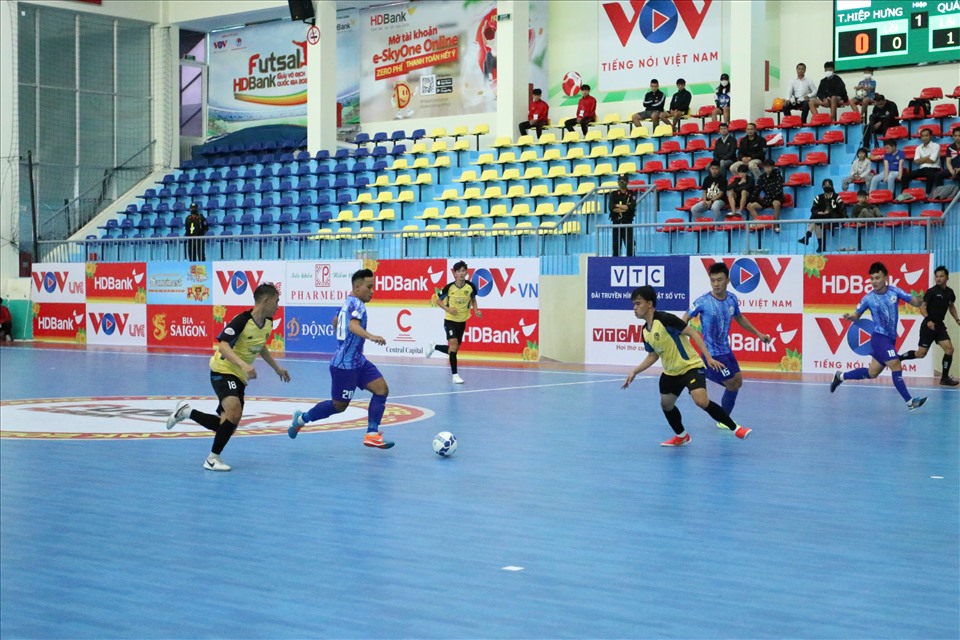 Trận đấu vòng loại của Giải Futsal HDBank VĐQG 2022 giữa đội Tân Hiệp Hưng và Quảng Nam. Ảnh: VV