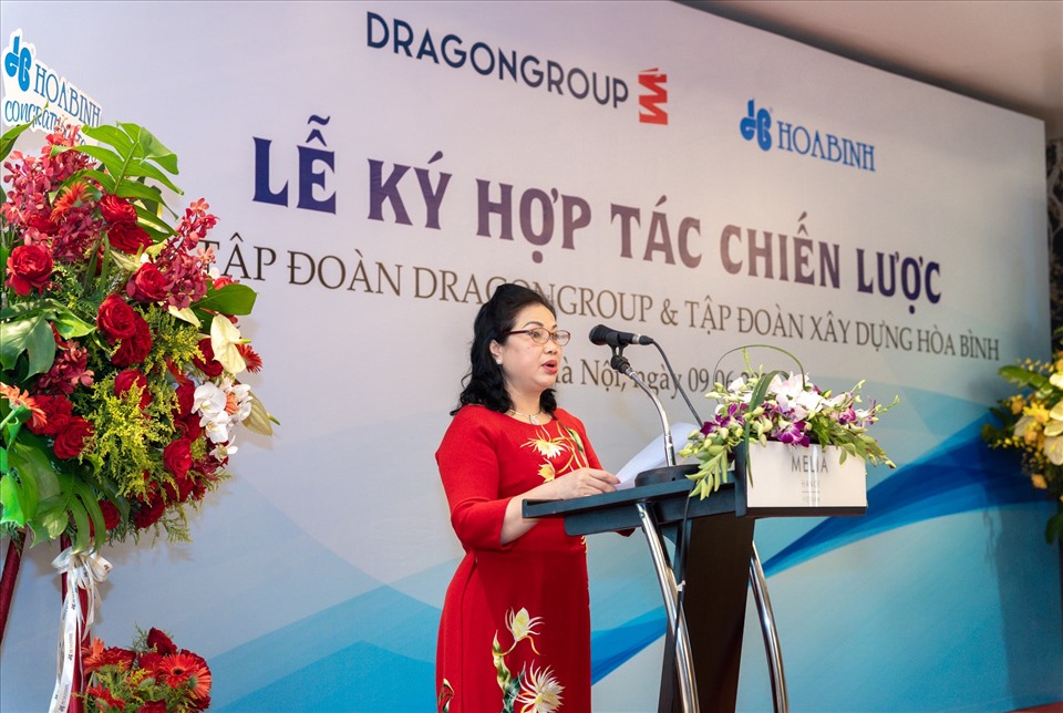 Bà Vũ Thị Thà - Chủ tịch HĐQT Tập đoàn DragonGroup phát biểu tại buổi ký kết.