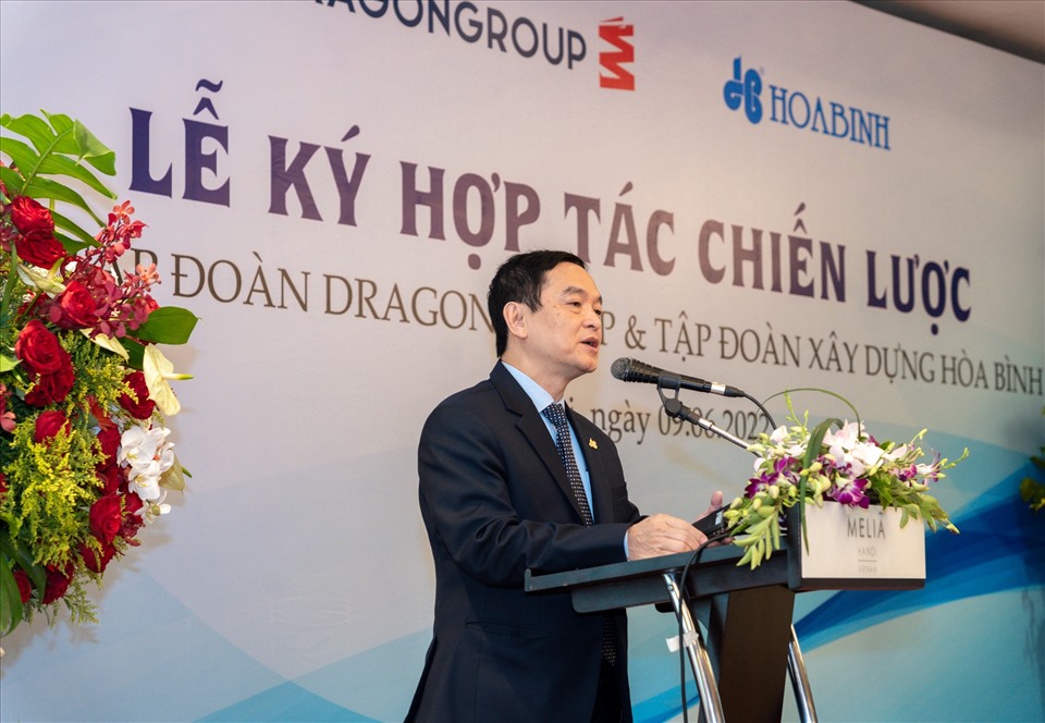 Ông Lê Viết Hải - Chủ tịch HĐQT Tập đoàn Xây dựng Hòa Bình phát biểu tại buổi ký kết.