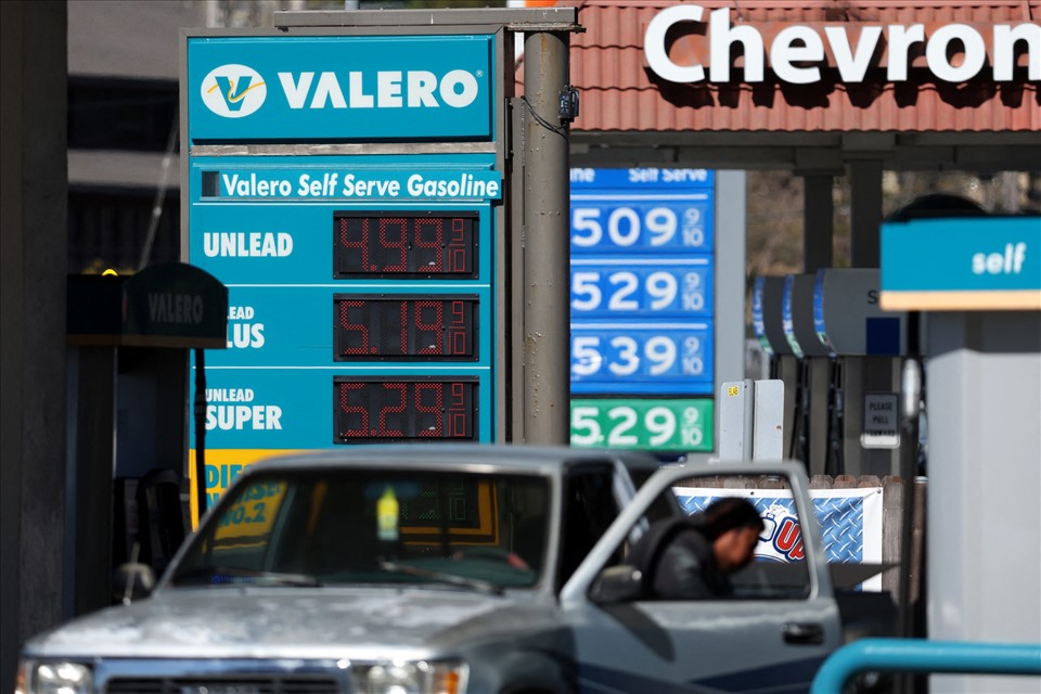 Giá xăng ở Mỹ liên tục tăng. Ảnh: AFP