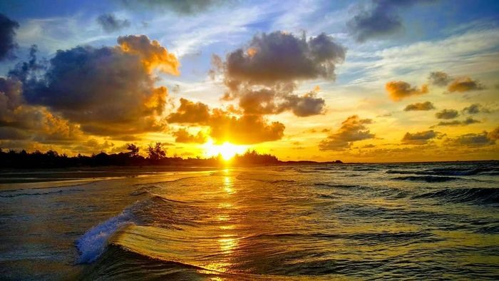Nơi đây là một trong những bãi biển đẹp và hoang sơ nhất của Việt Nam với nước biển xanh trong, những cồn cát trắng dịu dàng mà hoang dã, quyến rũ lòng người. - Ảnh: Bazantravel