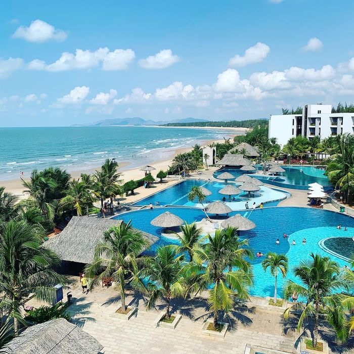 Hồ Tràm thuộc khí hậu nhiệt đới gió mùa, có gió biển mát mẻ quanh năm. Do đó, khách du lịch có thể lựa chọn đến đây bất kỳ thời gian nào để khám phá hay nghỉ dưỡng. - Ảnh: Bazantravel