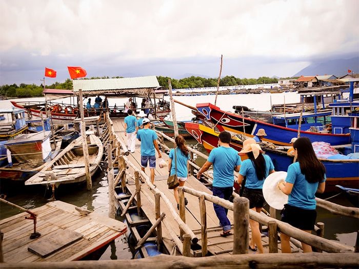 Xung quanh đây còn có nhiều điểm nghỉ chân, du lịch nổi bật như Hồ Cốc, chợ Phước Hải, khu du lịch Bình Châu - Phước Bửu, cảng Lộc An,... - Ảnh: Bazantravel