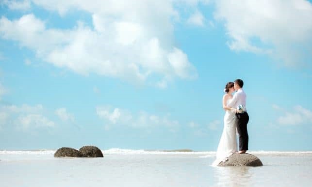 Cũng bởi vẻ đẹp đầy thơ mộng này mà bãi biển Hồ Tràm trở thành điểm đến yêu thích của nhiều khách du lịch. Du khách đến đây có thể dựng lều trại, tổ chức tiệc ngoài trời, ngắm bình minh, hoàng hôn và tham gia nhiều hoạt động trên bãi biển. - Ảnh: Bazantravel