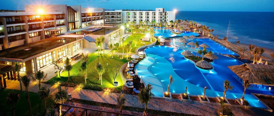 Dọc bờ biển còn có các khu resort, khách sạn xinh đẹp với đầy đủ tiện nghi, xen lẫn giữa thiên nhiên hoang sơ, tạo nên không gian thích hợp để nghỉ dưỡng, thư giãn.