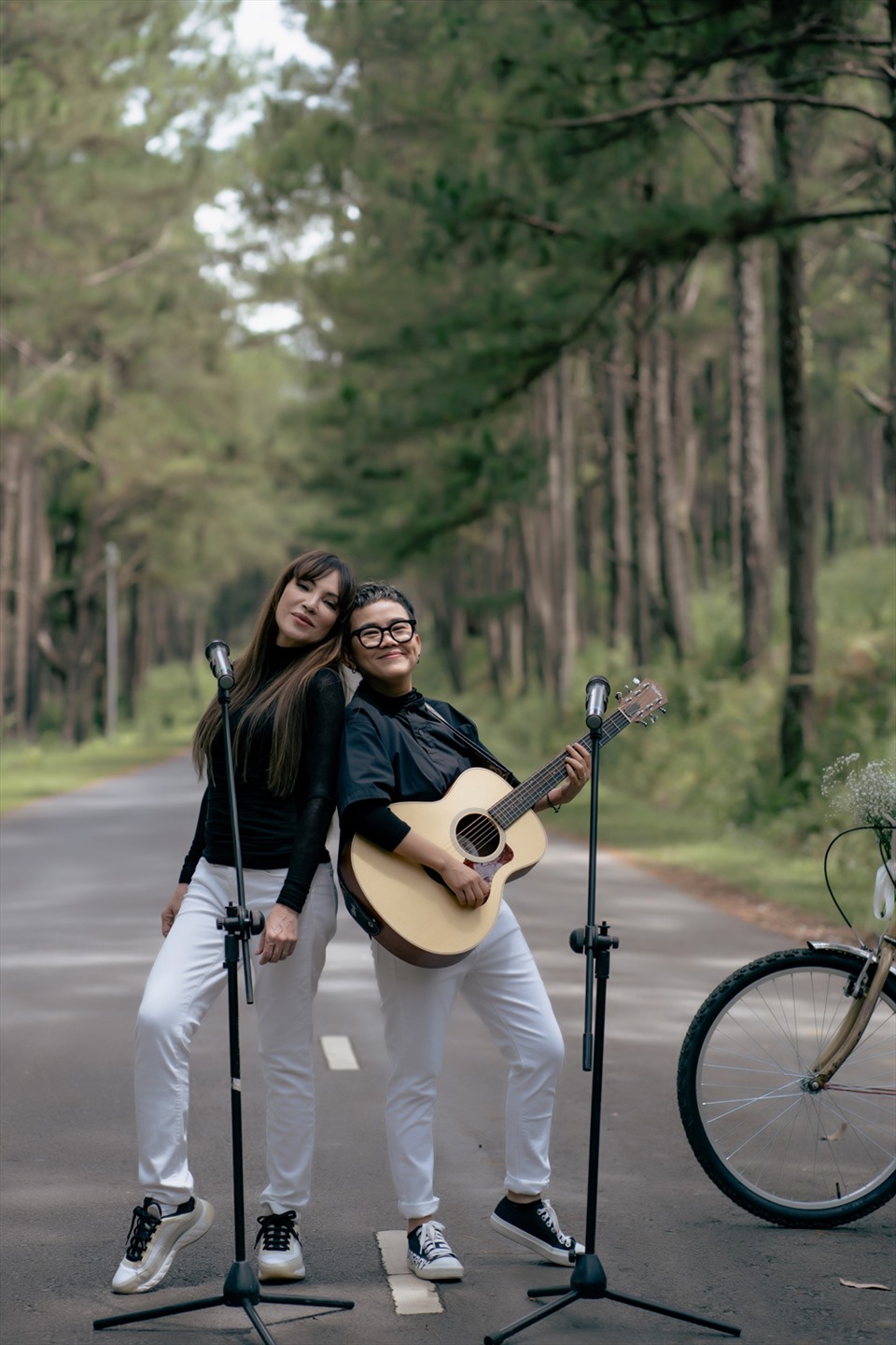 Trong album, Phương Uyên - Thanh Hà sẽ cùng song ca hai ca khúc là “Có nhau có cả thế giới” và “Đời có anh thật may“. Cùng thời điểm với album, MV “Có nhau có cả thế giới” cũng được giới thiệu đến khán giả.