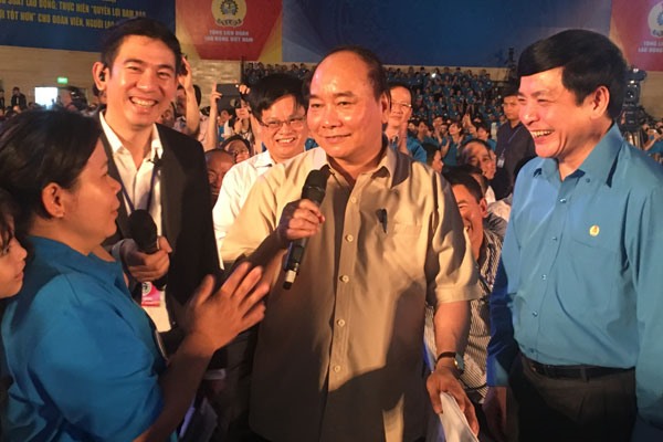 Thủ tướng Chính phủ Nguyễn Xuân Phúc (nay là Chủ tịch nước Nguyễn Xuân Phúc) gặp gỡ, đối thoại với công nhân lao động tại Đà Nẵng. Ảnh: LDO