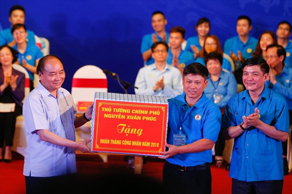 Ngày 20.5.2018, tại Nhà văn hóa Trung tâm tỉnh Hà Nam, Thủ tướng Chính phủ Nguyễn Xuân Phúc (nay là Chủ tịch nước Nguyễn Xuân Phúc) tặng máy tính cho công nhân lao động. Ảnh: LDO