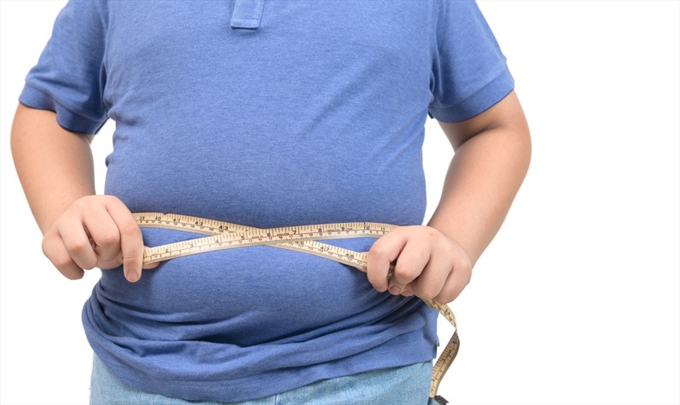 Trẻ sẽ bị thừa cân béo phì khi cha mẹ không kiểm soát việc ăn uống của con. Ảnh: Xinhua