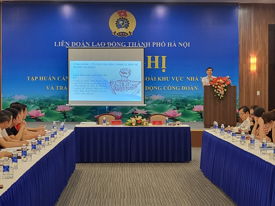 Phó Chủ tịch Tổng Liên đoàn Lao động Việt Nam truyền đạt các nội dung tại lớp tập huấn. Ảnh: CĐTP
