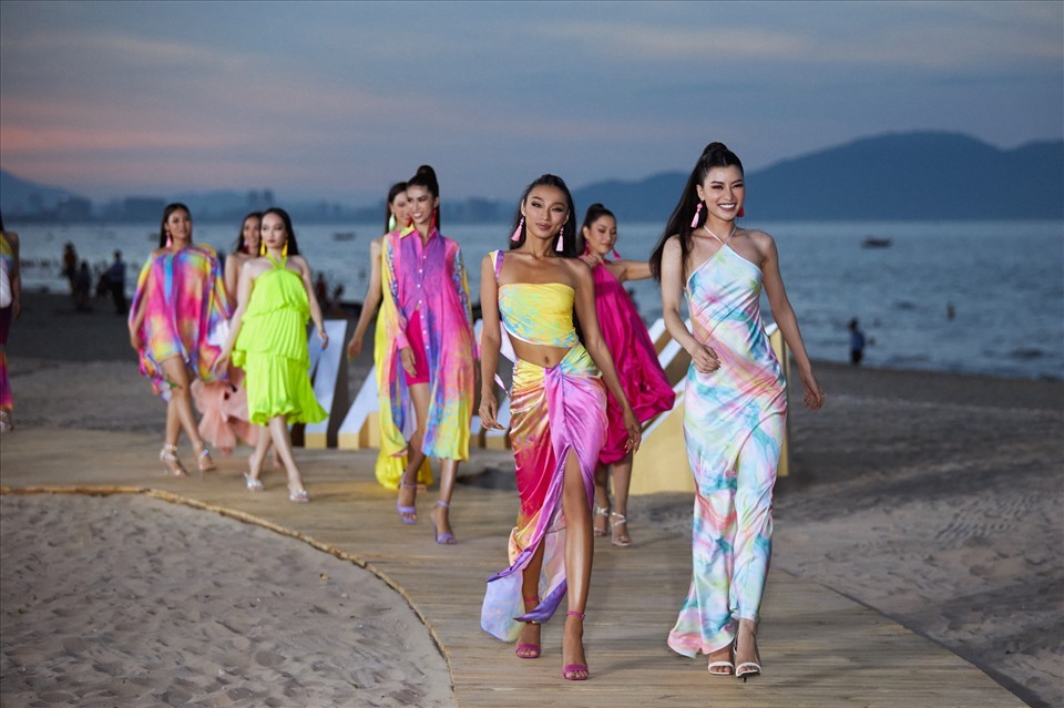 Các thí sinh Hoa hậu Hoàn vũ Việt Nam 2022 đang gấp rút tập luyện cho những đêm thi quan trọng. Ảnh: MUVN.