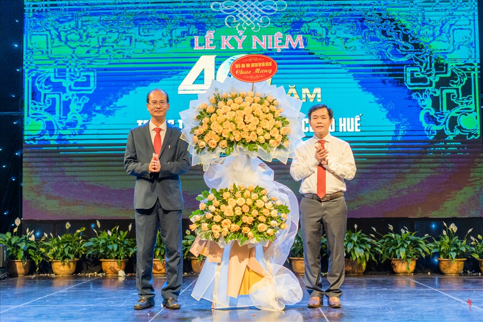 Chủ tịch UBND tỉnh Thừa Thiên Huế - Nguyễn Văn Phương (phải) tặng hoa chúc mừng Trung tâm Bảo tồn Di tích Cố đô Huế.