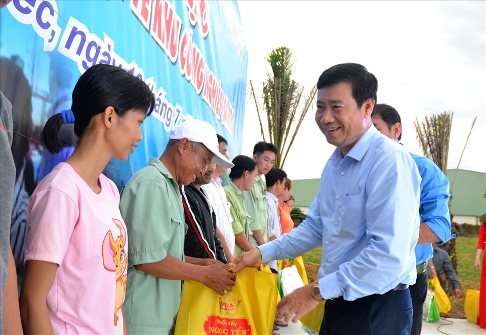 Chủ tịch UBND tỉnh Đồng Tháp Phạm Thiện Nghĩa trao tặng quà cho công nhân lao động. Ảnh: LT