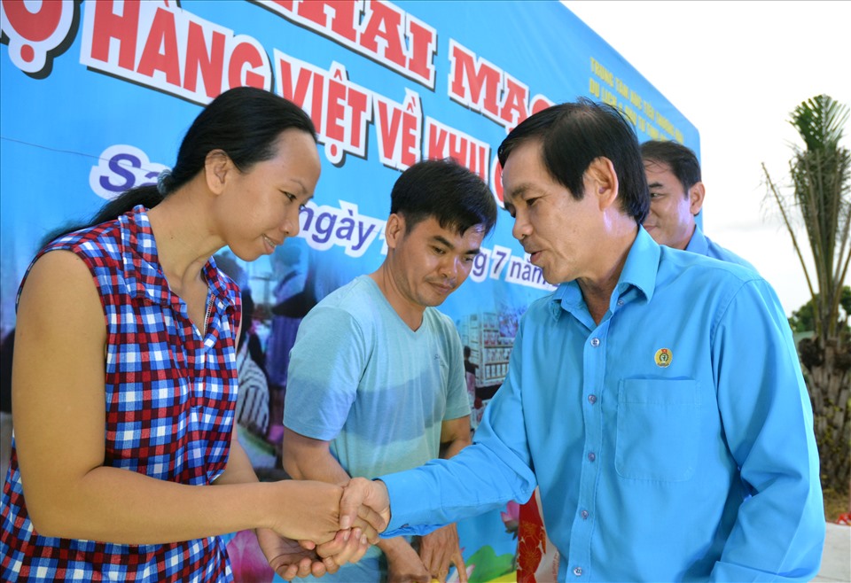 Chủ tịch LĐLĐ tỉnh Đồng Tháp Trần Hoàng Vũ trao tặng quà cho công nhân lao động. Ảnh: LT