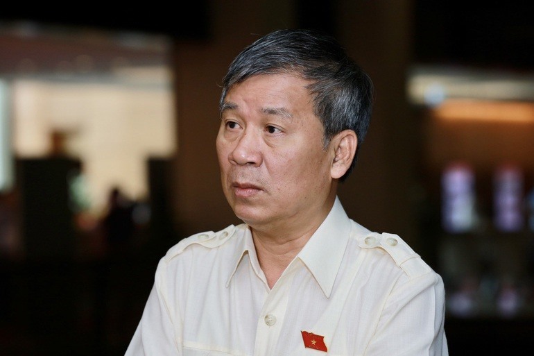 Bác sĩ Nguyễn Anh Trí chia sẻ bên hành lang Quốc hội. Ảnh: QH