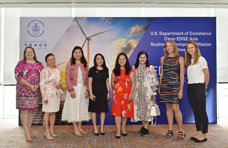 Phó Trợ lý Bộ trưởng phụ trách khu vực Châu Á Pamela Phan (thứ tư từ trái sang) và Tổng lãnh sự Marie Damour (ngoài cùng bên trái) gặp gỡ các nữ lãnh đạo doanh nghiệp để thảo luận về các vấn đề kinh tế và thương mại cũng như cách giải pháp giúp trao quyền cho phụ nữ. Ảnh: ĐSQ Mỹ