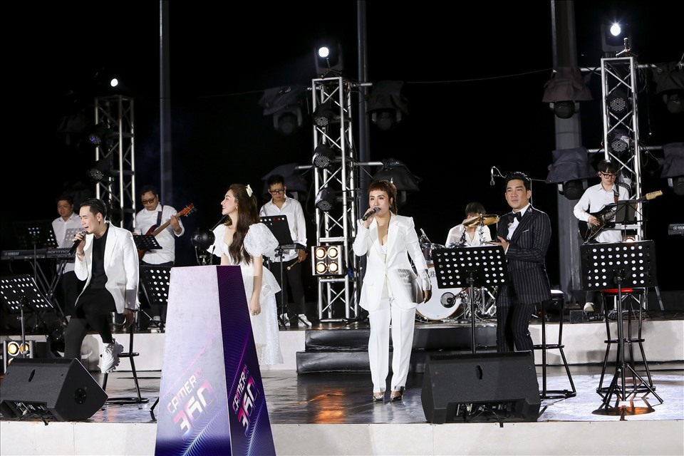 Đêm nhạc tiếp tục với sáng tác của Khắc Việt - Yêu lại từ đầu qua màn kết hợp của Quang Hà - Khánh Phương - Hòa Minzy và Huỳnh Tú. Ảnh: CTCC.