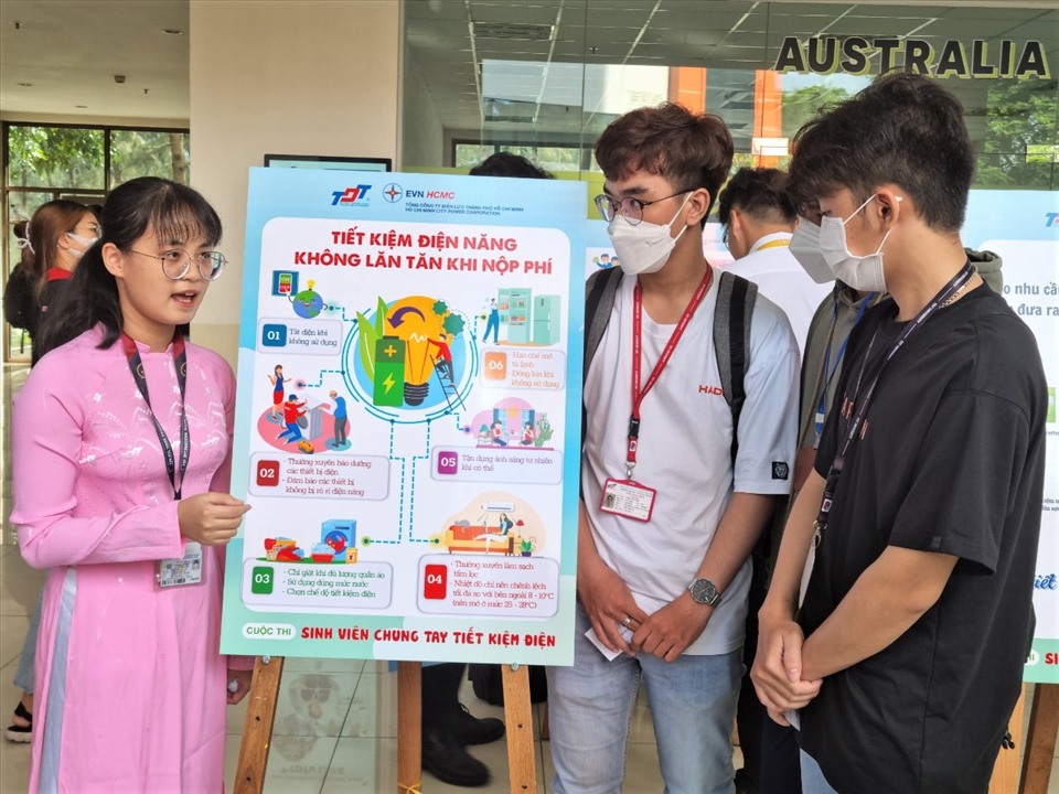 Sinh viên Phạm Thị Hải Yến, người đoạt giải nhất cuộc thi với hình thức inforgrafic, giới thiệu sản phẩm của mình với các sinh viên TDTU. Ảnh: Nam Dương