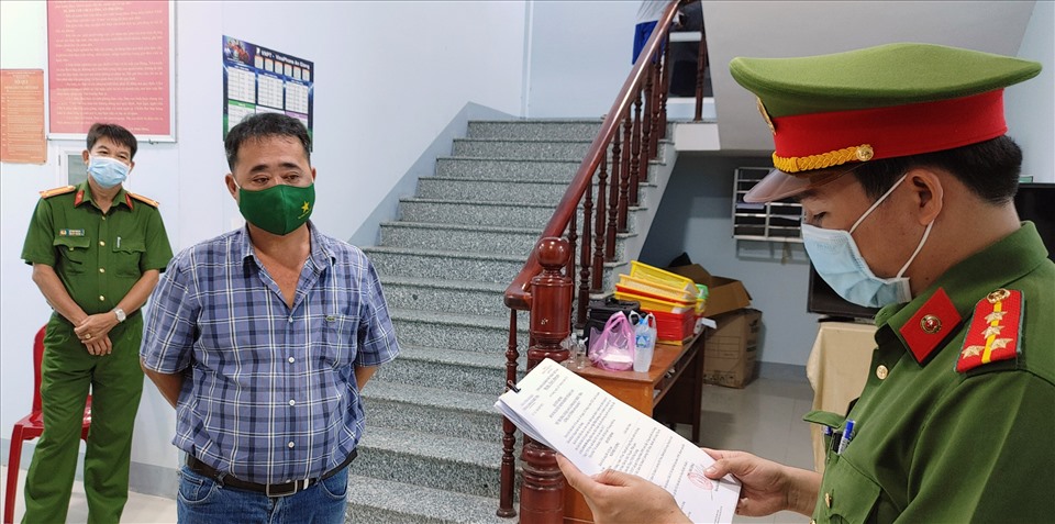 Cơ quan Cảnh sát điều tra đọc lệnh bắt tạm giam bị can Ngô Phú Cường, chủ công ty mua bán cát trốn thuế gần 20 tỷ đồng. Ảnh: NT